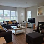 Superb 4 Bed / 3 Bath In Semesterbostad *
