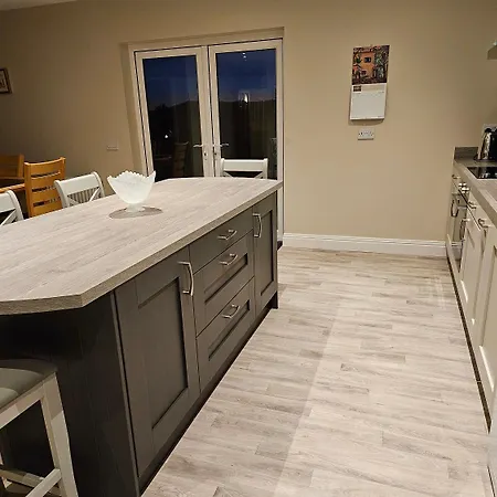 Superb 4 Bed / 3 Bath In * ミッチェルズタウン