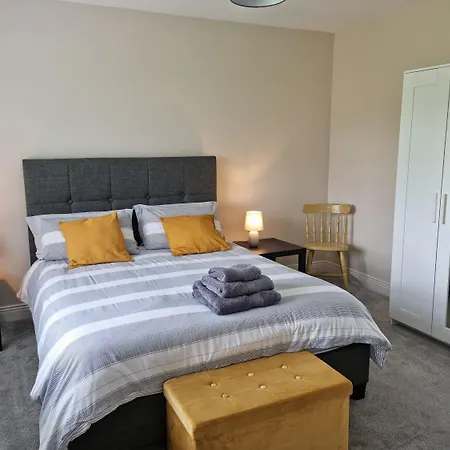 Superb 4 Bed / 3 Bath In 펜션