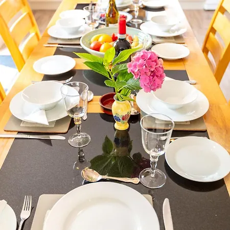 Superb 4 Bed / 3 Bath In 펜션 *