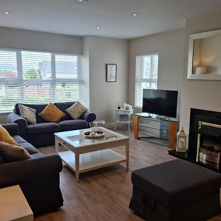 Superb 4 Bed / 3 Bath In 펜션 *