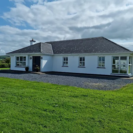 Дом отдыха Superb 4 Bed / 3 Bath In